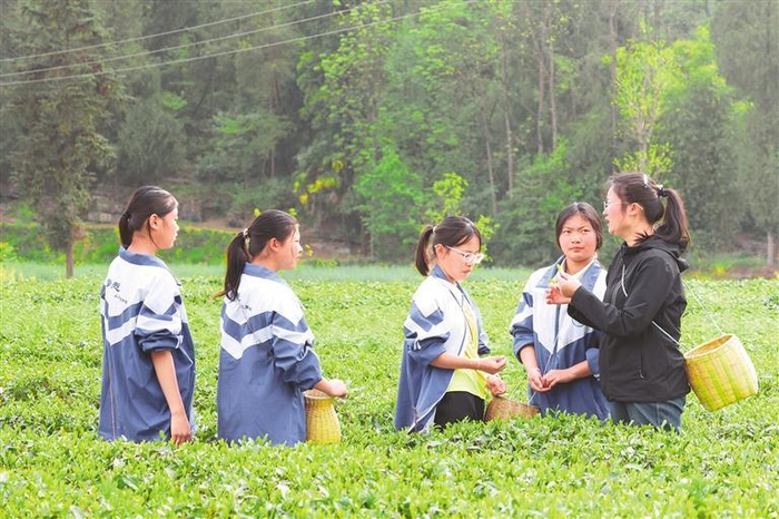 思南中等职业学校师生在产业基地实训上课。 （思南中等职业学校供图）