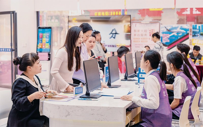 图为2025年4月8日，广西梧州市万秀区零工市场，求职者向工作人员了解用工信息。 人民图片 何华文/摄