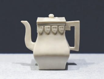 明代独特的方茶壶。