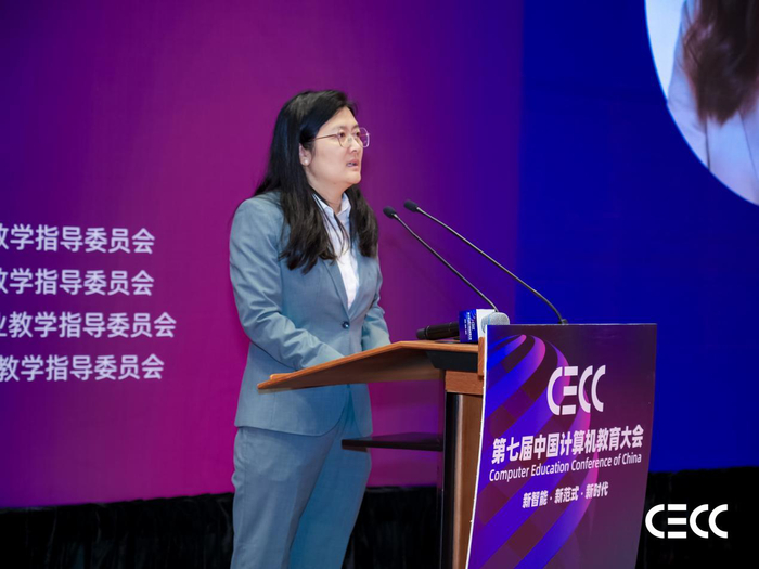 ▲华为技术有限公司技术合作部部长付洁女士致辞