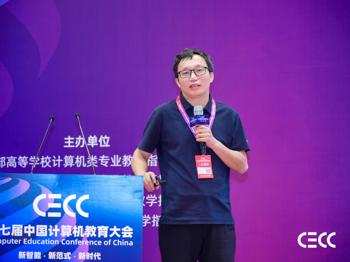 ▲南京大学软件学院陈振宇教授作报告
