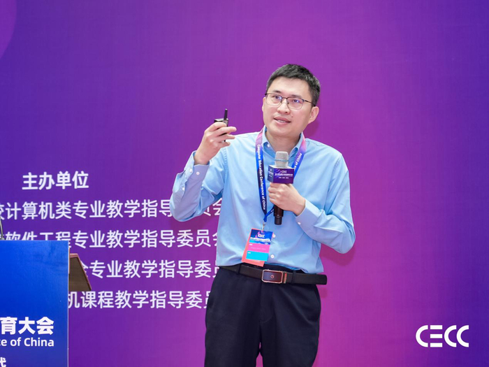 ▲北京航空航天大学软件学院副院长谭火彬副教授作报告