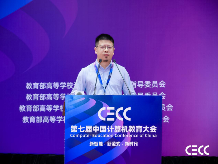 ▲华为终端云服务开发者培训部部长朱祎先生作报告