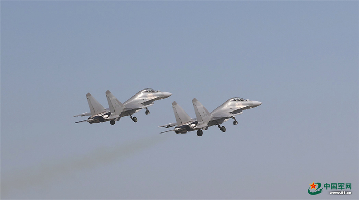 　　空军某部组织飞行训练。张为栅 摄