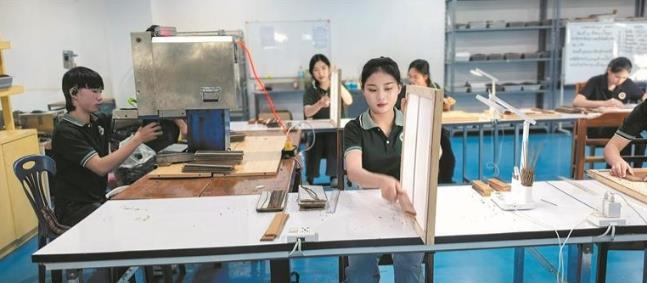 SK沉香生物科技有限公司内，当地员工正在制作沉香。贾泓 张得俊 谭梅 王杜鹃 摄