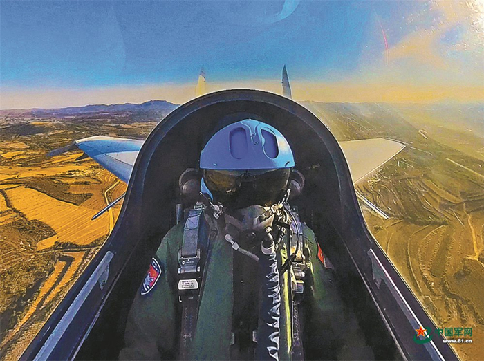 飞赴任务空域（视频截图）。