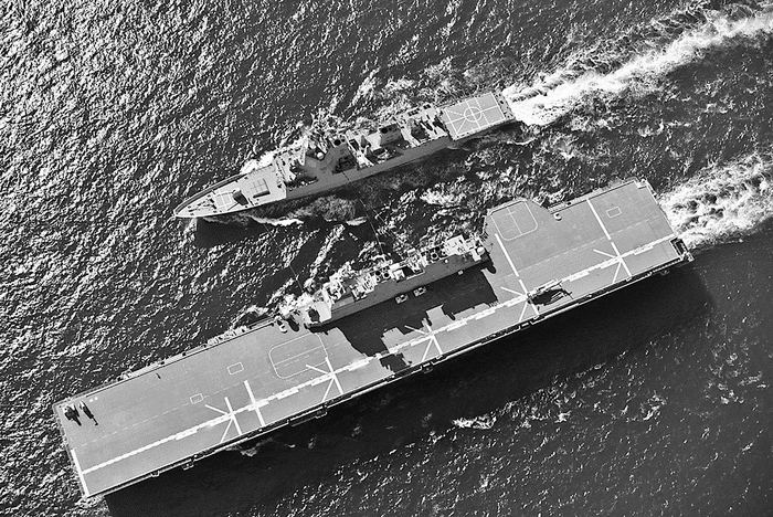 日本海上自卫队“加贺”号（下）与澳大利亚海军“布里斯班”号（上）在西太平洋进行协同演练。资料图片