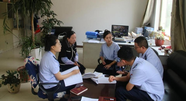 甘肃临夏经济开发区税务分局干部上门提示提醒涉税风险