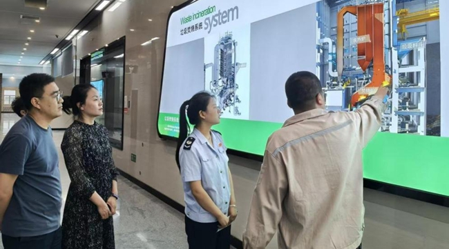 临夏市税务局干部了解企业设备更新和生产情况