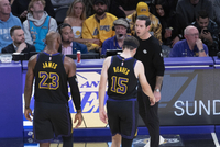 美网友：里夫斯没防守/高端局不行&amp;用他换字母 湖人没詹姆斯更好