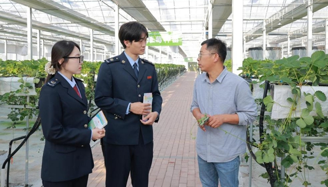 永靖县税务局税务干部上门宣传税费优惠政策