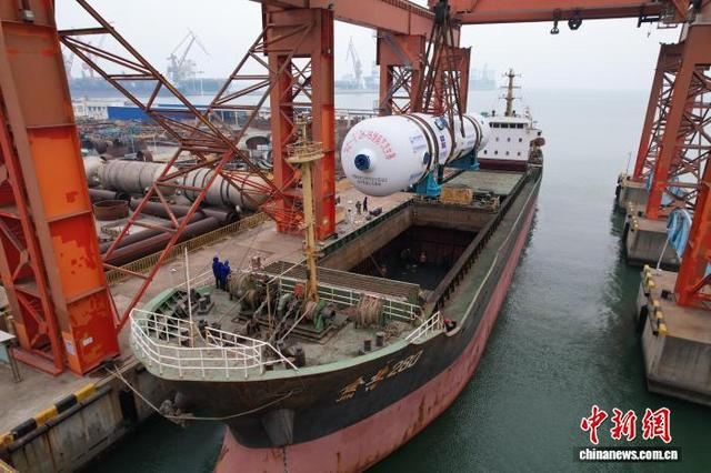 图为“华龙一号”蒸汽发生器在秦皇岛出海口基地准备装船发运。（无人机照片）朱晓松 摄