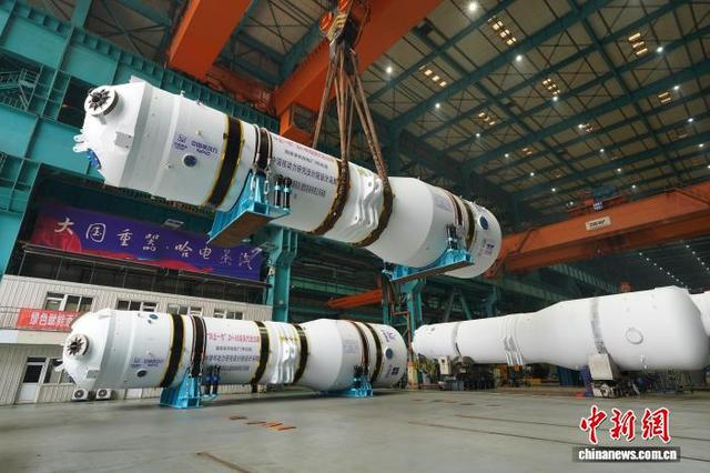 图为“华龙一号”蒸汽发生器在秦皇岛出海口基地准备装船发运。王继军 摄 