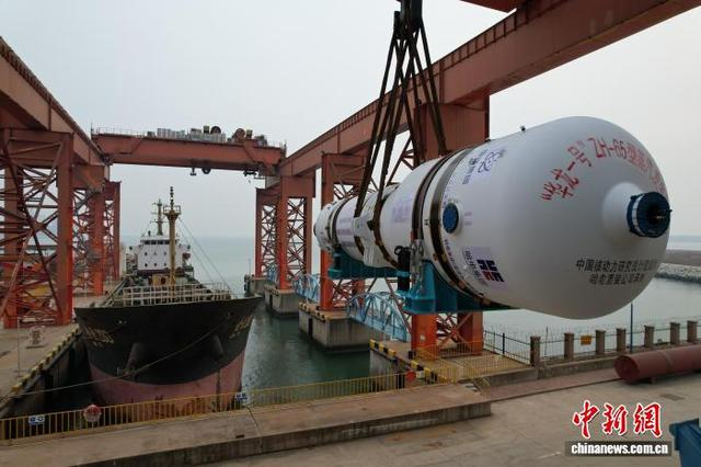 图为“华龙一号”蒸汽发生器在秦皇岛出海口基地准备装船发运。（无人机照片）朱晓松 摄 