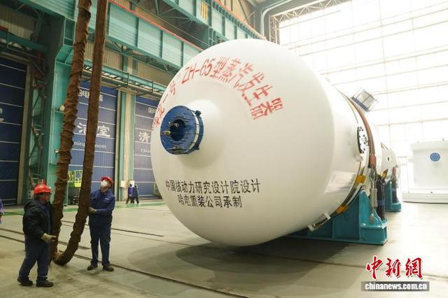 图为“华龙一号”蒸汽发生器在秦皇岛出海口基地准备装船发运。王继军 摄 