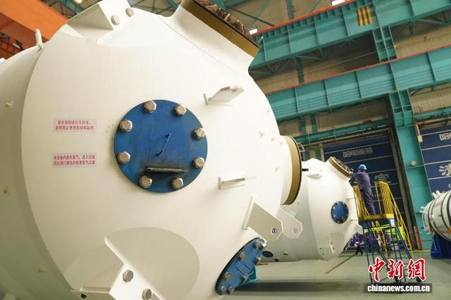 图为“华龙一号”蒸汽发生器在秦皇岛出海口基地准备装船发运。王继军 摄 