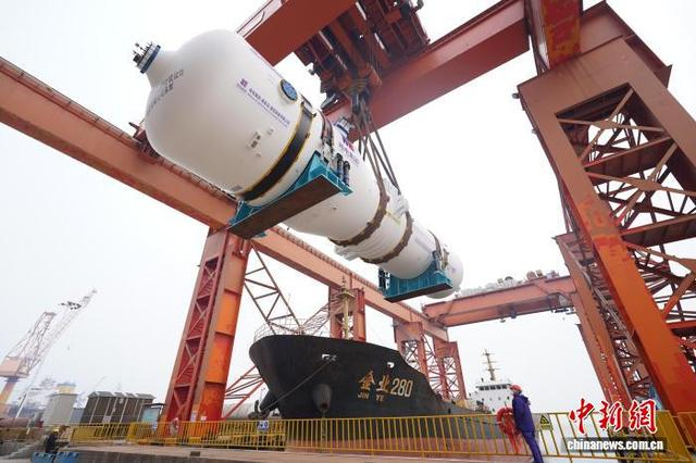 图为“华龙一号”蒸汽发生器在秦皇岛出海口基地准备装船发运。王继军 摄 