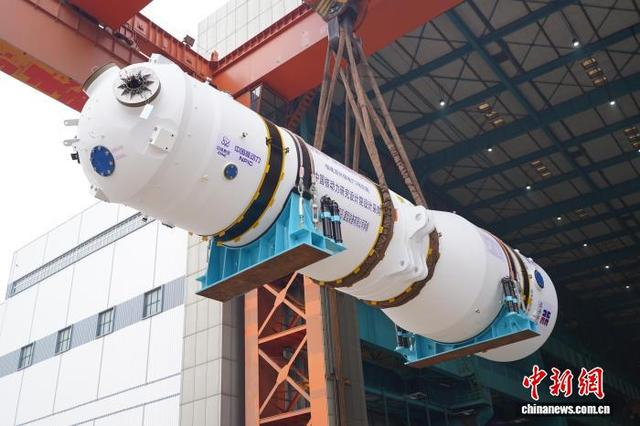 图为“华龙一号”蒸汽发生器在秦皇岛出海口基地准备装船发运。王继军 摄 