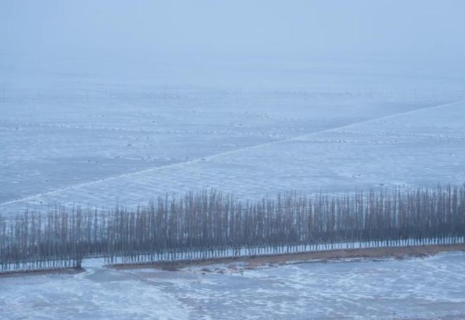 ▲戈壁雪景 （李明堂 摄）