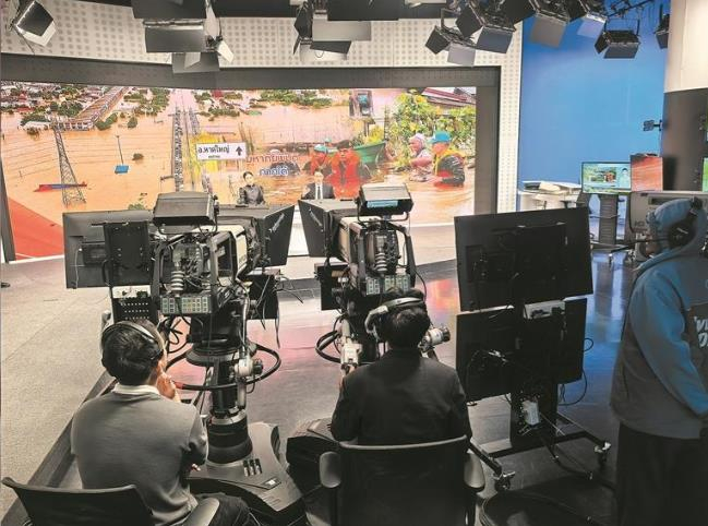 采访团探访泰国皇家陆军广播电视台8号演播室。贾泓 张得俊 谭梅 王杜鹃 摄