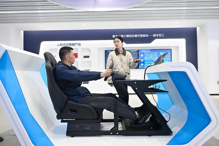 11月28日，在江苏云知声科技有限公司，工作人员（右）介绍一款车载人机交互智能产品。（图片来源：新华社）