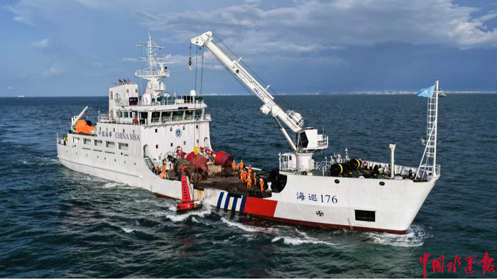 “海巡176”轮琼州海峡航标作业。南海航保供图