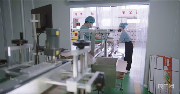 津市生物医药企业研究人员正在做研发实验（央广网发 津市高新区 供图）