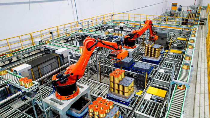 中天钢铁生产线上，机器人机械手正在生产钢帘线。受访者供图