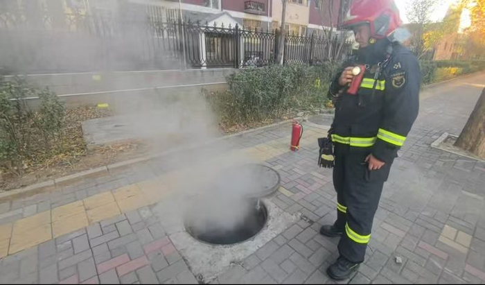 白烟为热力井水蒸气。大兴消防供图