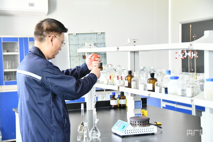 新邵县生物制药企业科研人员在进行实验（央广网发 新邵县委宣传部 供图）