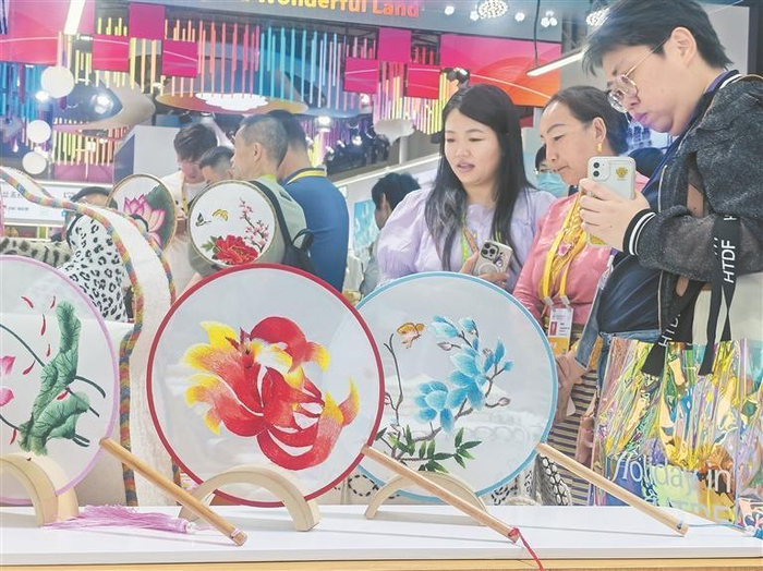 青海青绣产品在展会上吸引游客驻足。  谭梅 摄