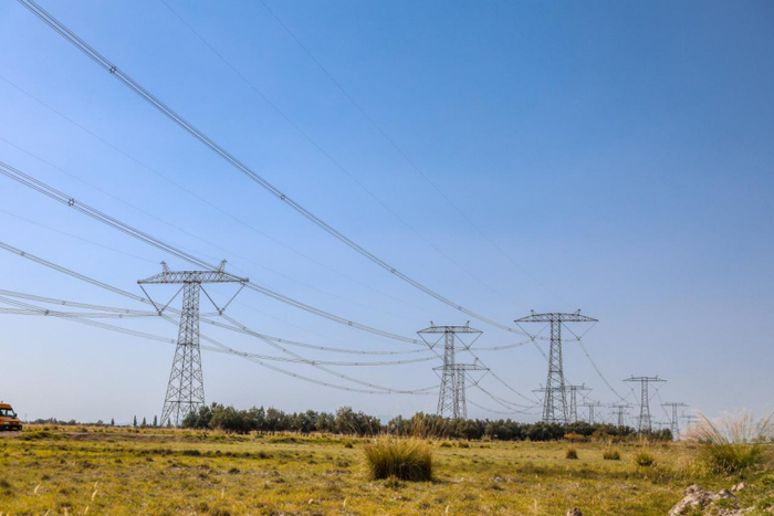 ±800千伏天中线、±800千伏祁韶直流、±1100千伏吉泉线在甘肃酒泉戈壁穿行，将源源不断的清洁能源送往全国各地