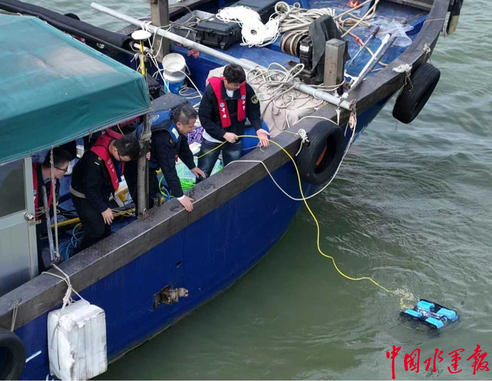 投放水下机器人（ROV）。南海航保供图