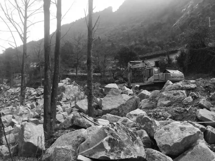 这是望仙谷改造时挖出的废弃石料（2018年摄）。（望仙谷景区供图）