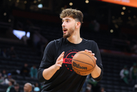 进化中！申京本季场均23分9.4板7助1.5断1帽 篮板&amp;助攻均火箭第一