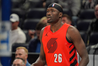 媒体人：里斯本就不是中锋体型 他就是个非常规武器&amp;防守不要指望