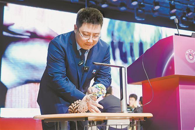 越来越多老师思考将AI引入学科教学。图为厦门一中一堂“数学+AI”数学课。
