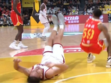 得不偿失！刘东发力顶倒塔克&被吹进攻犯规 自己还跌到后脑勺