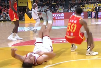 得不偿失！刘东发力顶倒塔克&amp;被吹进攻犯规 自己还跌到后脑勺