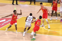 挥肘了！迪亚洛突破肘翻朱俊龙 裁判回看吹违体犯规