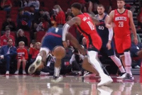 大意了！小贾巴里·史密斯面断哈登 反击轻松双手扣篮