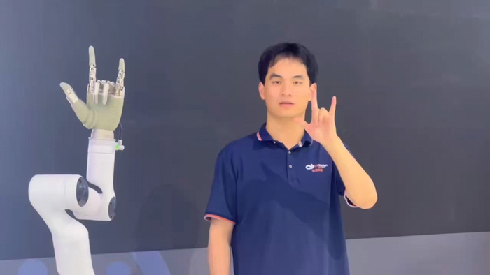 汪航训练“灵巧手”做更多复杂的手势