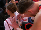 优质偶像！申京赛后为场边的小球迷送上签名️