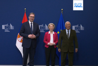 “我刚收到莫斯科的消息……”武契奇与冯德莱恩低语被意外录下，后者打断谈话