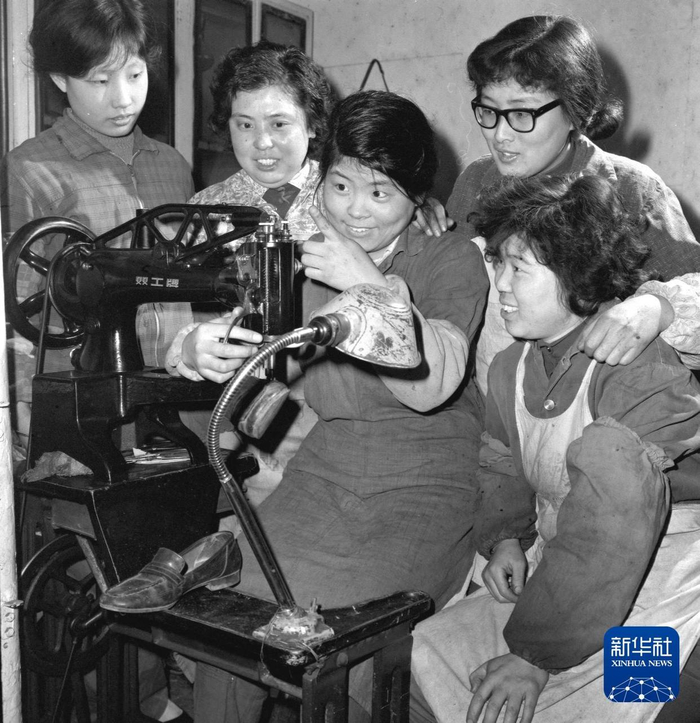 1980年，天津市南开区东马路修鞋门市部由共青团员和青年组成的“五姐妹”修鞋小分队一起交流修鞋经验。新华社记者 杨宝坤 摄 