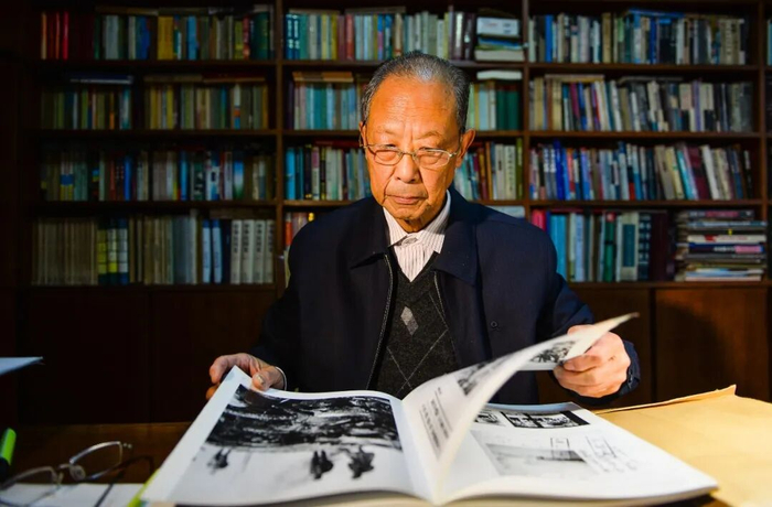 2014年11月29日，孙宅巍在家中翻阅南京大屠杀相关史料。新华社记者 李响 摄 