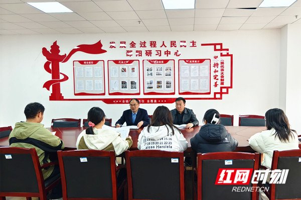 研习中心内，专家学者与学生开展座谈。