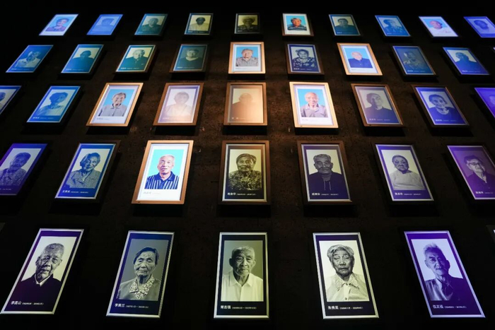 12月5日拍摄的侵华日军南京大屠杀遇难同胞纪念馆内的幸存者照片墙。新华社记者 李博 摄 