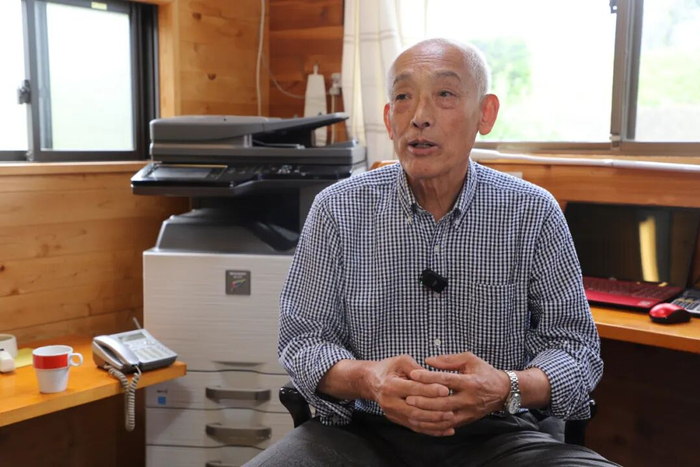 5月19日，在日本长野县驹根市，竹上胜利在家中接受新华社记者采访。新华社记者 陈泽安 摄 