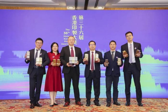 　　集团副总裁王小斌率深圳印刷公司总经理崔霁巍